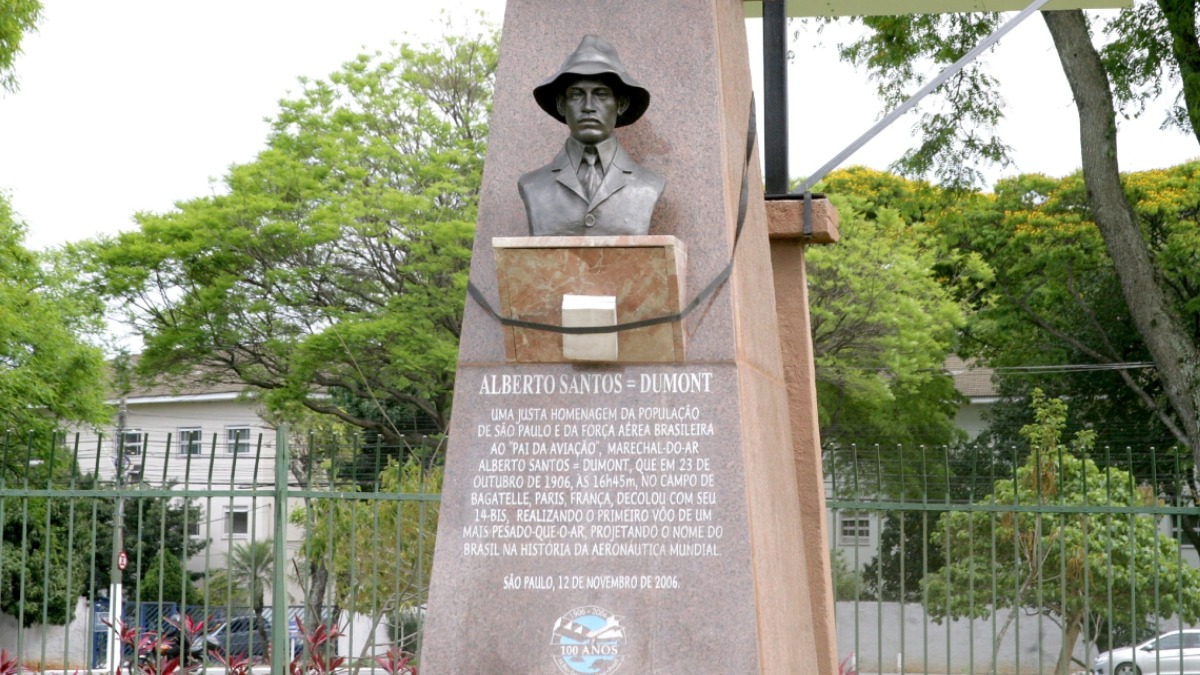Réplica foi criada em homenagem ao centenário de nascimento de Santos Dumont.