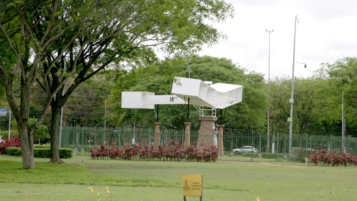 Após quase dois anos, a réplica do 14-Bis voltou para a Praça Campo de Bagatelle.