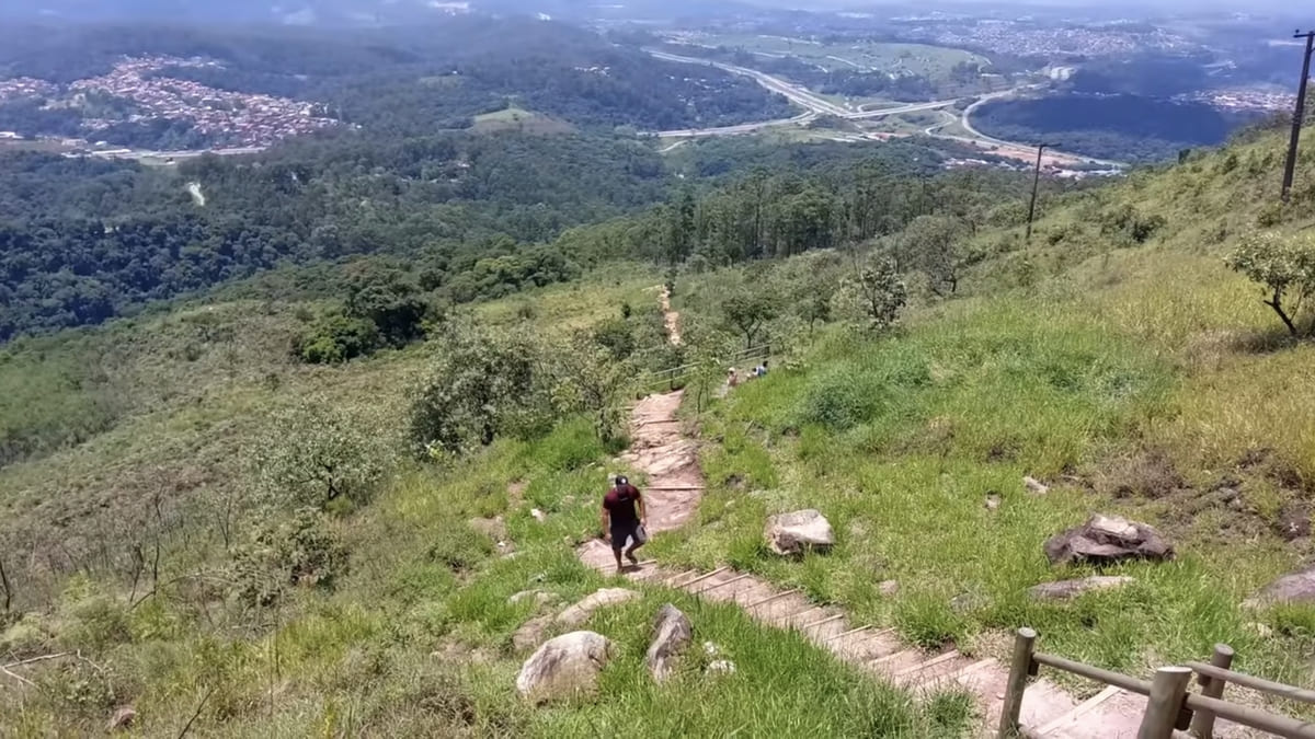 Há controvérsias sobre o pico do Jaraguá ser o ponto mais alto da cidade com 1135 metros de altitude - Reprodução/YouTube