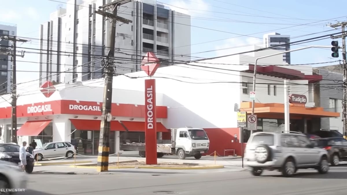 As grandes redes farmacêuticas dominam o setor - Reprodução/YouTube