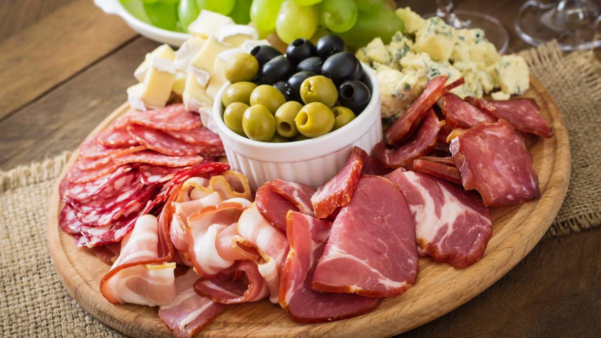 Os embutidos são frequentemente associados a problemas de saúde por alguns motivos principais, que se relacionam aos ingredientes e ao processamento: os nitritos e nitratos são adicionados para conservar e manter a cor da carne (sais de cura). No organismo, principalmente no processo digestivo, eles podem se transformar em nitrosaminas, que são substâncias classificadas como potencialmente cancerígenas, especialmente ligadas ao câncer colorretal (intestino grosso). A Organização Mundial da Saúde (OMS) classificou as carnes processadas, como os embutidos, no Grupo 1 de carcinogênicos (evidência suficiente de ligação com o aumento do risco de câncer).