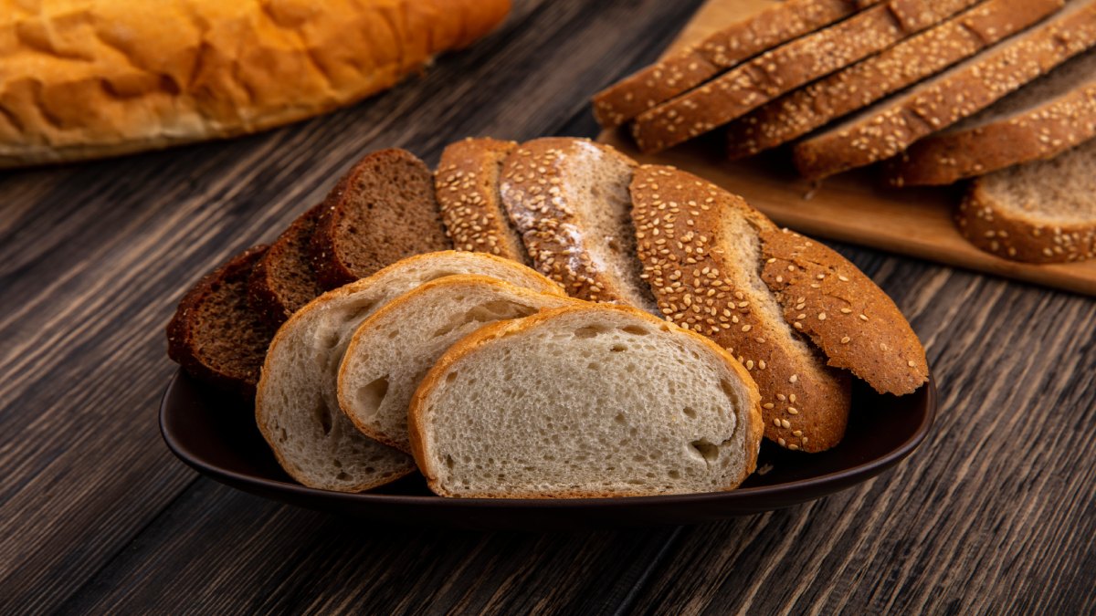 Uma solução prática para quem compra muito pão é congelar, basta fatiar antes, colocar em sacos próprios para freezer e retirar apenas o necessário (Fotos: Freepik)