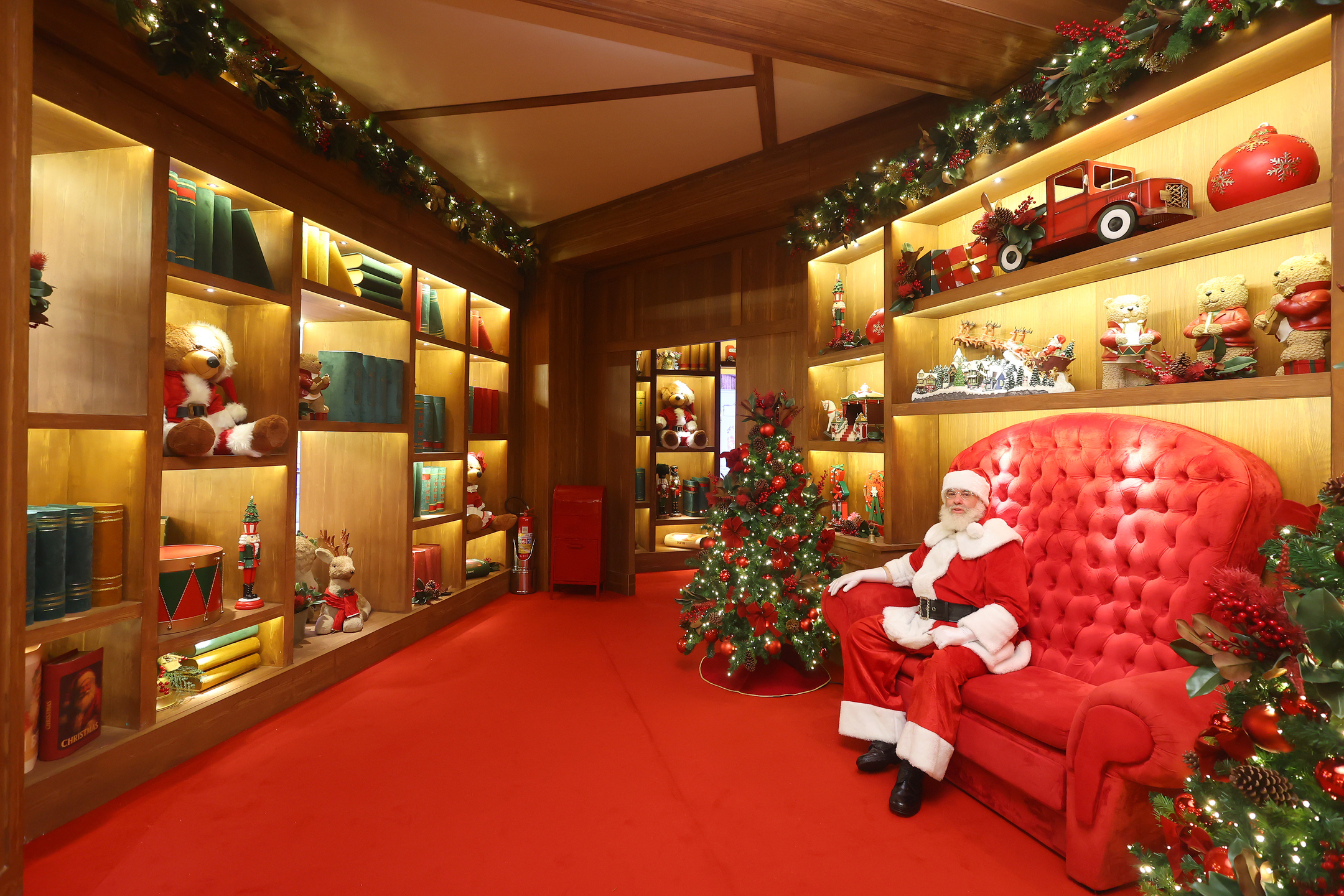 Na grande biblioteca, o Noel estará pronto para conversar e ouvir as novas histórias dos pequenos e famílias. Foto: Divulgação/Marcos Suguio