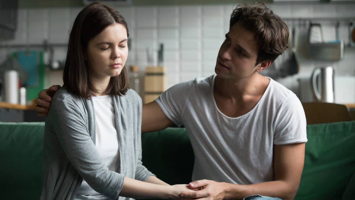 Escolha ficar pela livre vontade "Não me deixe" Implorar ou manipular para que o parceiro fique é prejudicial. Em um relacionamento de confiança, a permanência vem da escolha genuína, não do medo. Como substituir: "Confio que conseguiremos superar este momento difícil," ou "Se algum dia você sentir que este relacionamento não está certo, vai ser difícil para mim. Mas eu vou superar isso."