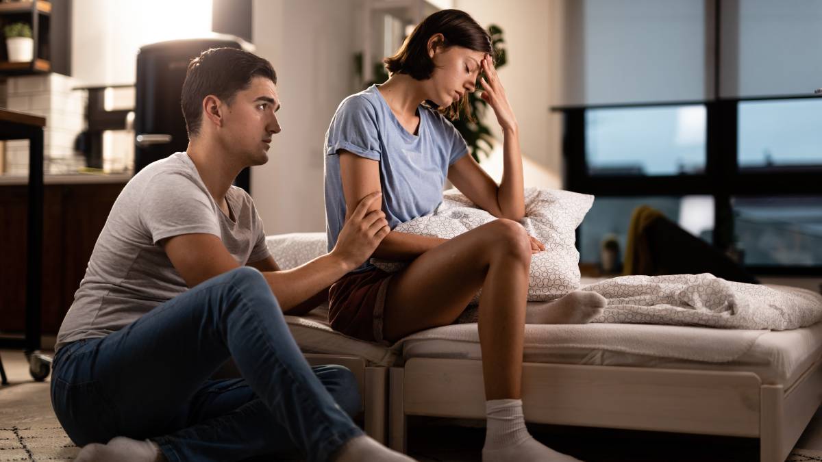 Pare de pedir reafirmação "Você me ama?" Perguntar insistentemente pode ser sinal de insegurança. Mesmo com um "sim", a resposta pode soar vazia ou forçada porque vem de sua dúvida, não da expressão espontânea do outro. A chave da confiança é a vulnerabilidade autêntica. Como substituir: "Estou me sentindo um pouco vulnerável. Posso ganhar um abraço?" ou "Para mim, é importante que expressemos nossos sentimentos. Como você tem se sentido em relação a nós ultimamente?"