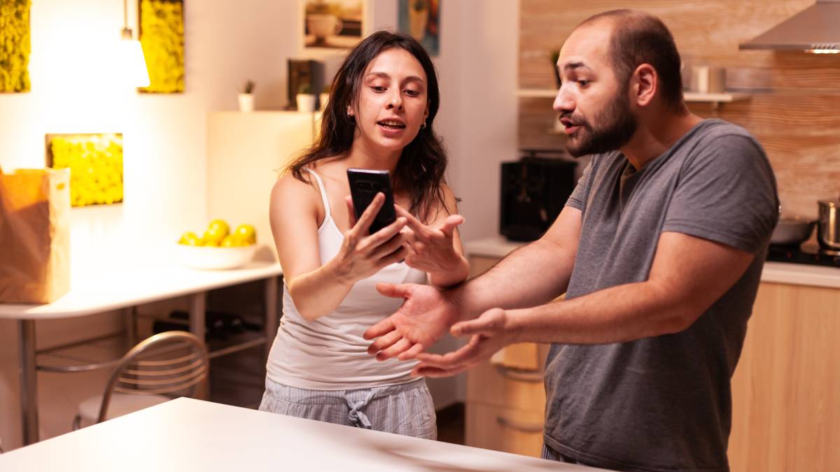 Dê espaço e liberdade "Mande-me uma mensagem a cada hora" A confiança inclui respeitar o espaço do outro. Parceiros seguros sabem que o outro está bem, mesmo quando não estão juntos fisicamente. Como substituir: "Divirta-se esta noite!" ou "Me manda uma mensagem quando estiver voltando para casa."