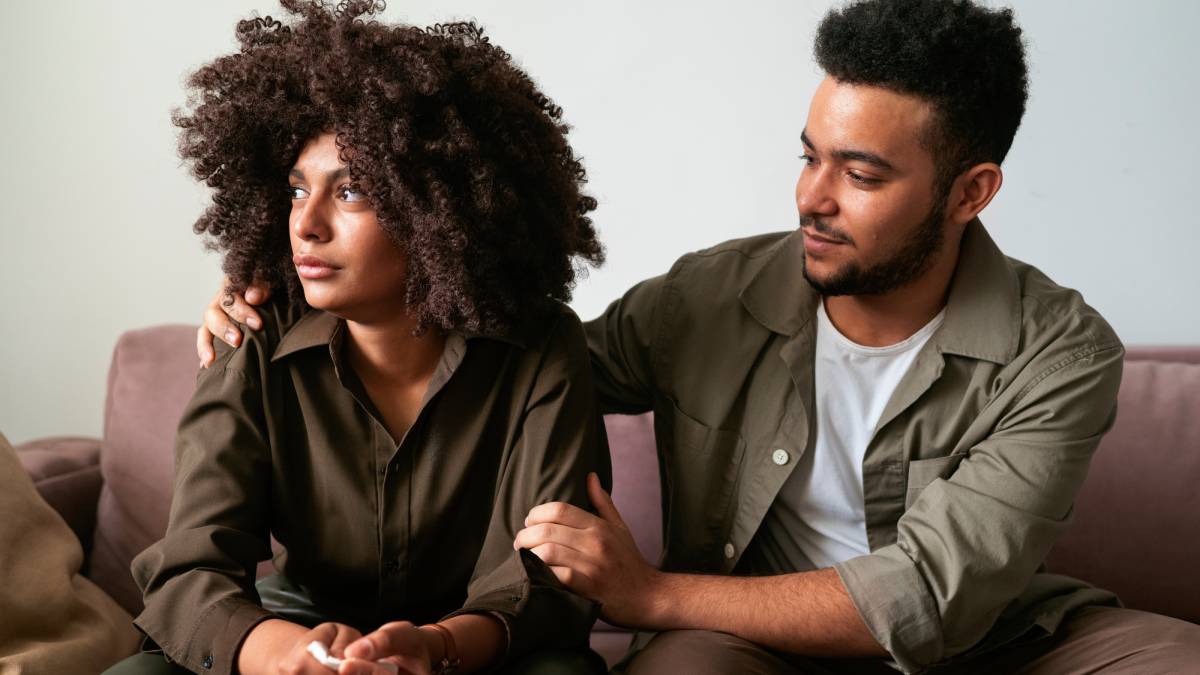 Comunique-se com clareza e respeito "Você deveria saber por que estou chateado(a)" Esperar que o parceiro adivinhe seus pensamentos é injusto e improdutivo. A confiança saudável exige que você diga diretamente o que sente. Como substituir: "Eis o motivo da minha chateação," ou "Preciso de um momento para me acalmar, mas volto quando estiver pronto para conversar." Fotos: Freepik