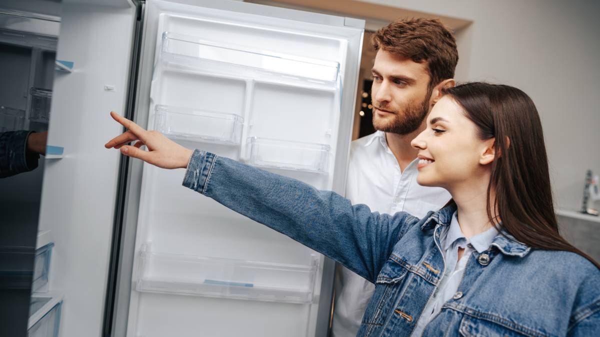 A linha branca segue como uma das melhores alternativas para quem quer renovar a casa. Geladeiras, fogões e ar-condicionado aparecem entre os itens com maiores descontos em valor absoluto, o que garante uma economia relevante. Fotos: Freepik