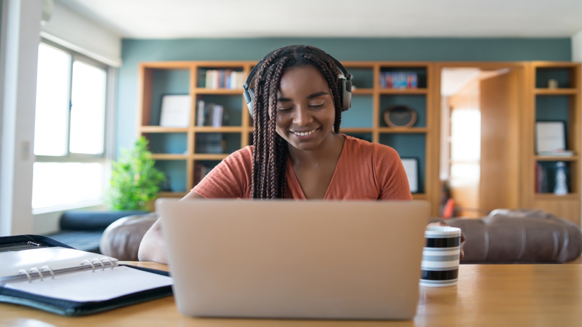 Se você sabe algo que outra pessoa quer aprender, já tem um caminho natural para ganhar dinheiro ensinando pela internet