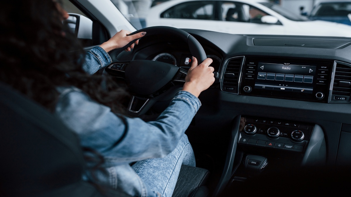 Nunca engate o "D" ou o "R" com o carro em movimento