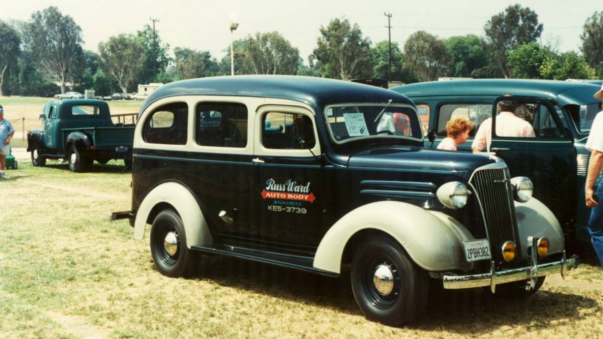 Chevrolet Suburban: o SUV mais longevo do mundo Lançado em 1935, o Chevrolet Suburban nunca saiu de produção. Nascido como uma perua robusta voltada ao transporte de passageiros, o modelo se transformou no símbolo máximo do SUV americano de grande porte. Sua capacidade de se reinventar incorporando conforto, espaço e tecnologia fez dele um carro familiar de confiança e uma presença marcante no cinema.