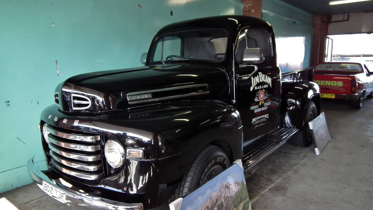 Ford F-Series: o poder da tradição americana Outro gigante das estradas é o Ford F-Series, linha de picapes introduzida em 1948. Desde então, mantém-se entre os veículos mais vendidos dos Estados Unidos. O segredo do sucesso está na evolução constante e na variedade de versões, que vão das voltadas ao trabalho até as de luxo. A Ford soube compreender o público e consolidou o F-Series como parte da identidade americana sobre rodas.