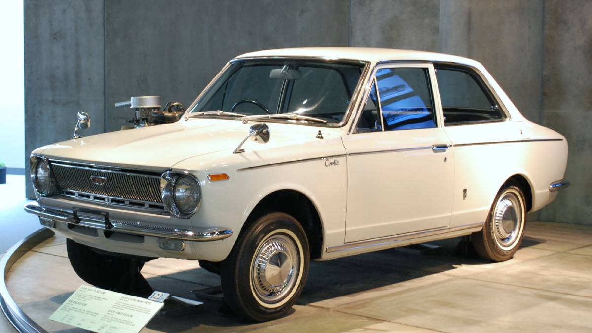 Toyota Corolla: a força global da confiabilidade Quando o assunto é sucesso mundial, o Toyota Corolla lidera com folga. Desde 1966, o modelo se tornou sinônimo de confiabilidade e custo acessível. Nunca foi o mais veloz nem o mais sofisticado, mas sua praticidade e adaptação às necessidades do público o transformaram no carro mais vendido do planeta. De cupê com tração traseira a híbrido moderno, o Corolla segue como exemplo de versatilidade.