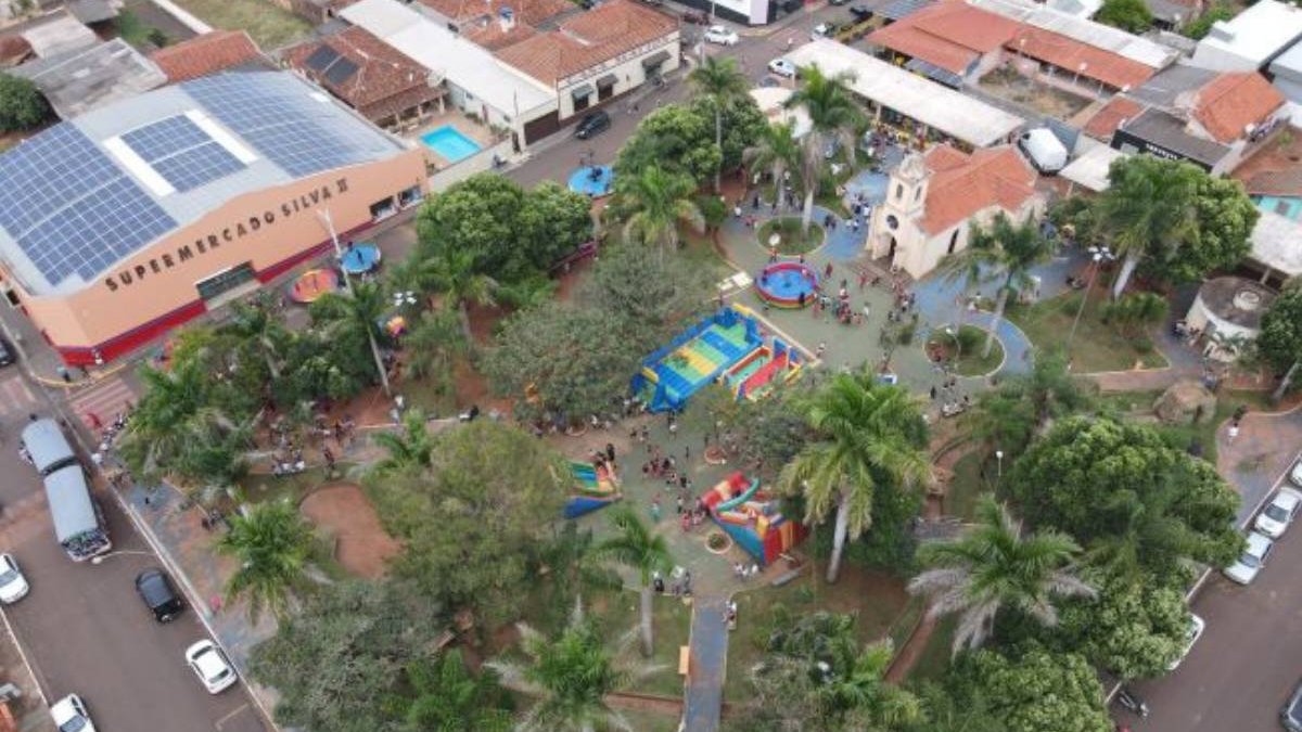 A cidade oferece lago, cachoeira e paisagens que convidam a reduzir o ritmo. O clima acolhedor do interior transforma a visita em uma experiência leve e memorável (Foto: Reprodução/Prefeitura de Campos Novos Paulista)