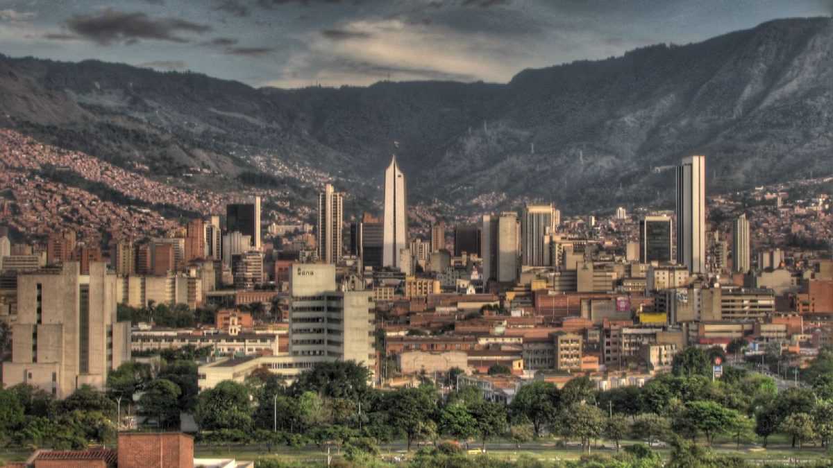 Na Colômbia, R$ 1 pode valer mais de 700 pesos colombianos (COP), o que torna o dia a dia bem mais barato do que no Brasil em muitos casos.
