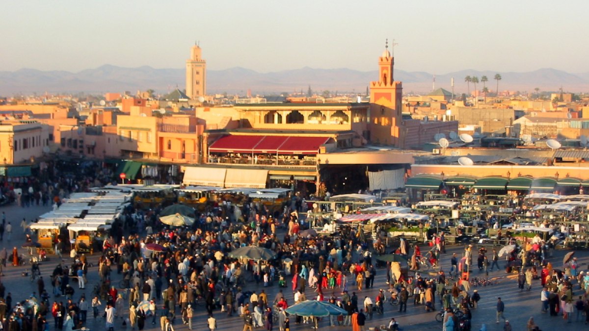 No Marrocos, R$ 1 vale até cerca de 1,74 dirham marroquino (MAD). A cotação pode não parecer tão vantajosa quanto a de alguns países asiáticos, mas o custo de vida naturalmente baixo equilibra a conta para o viajante brasileiro. Fotos: Wikimedia Commons