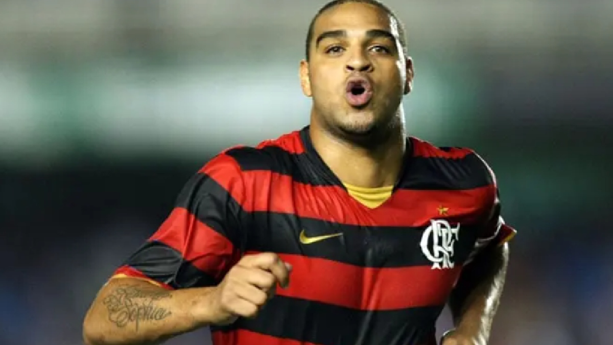 Com 28 anos, Adriano foi artilheiro, Bola de Ouro (melhor jogador) e campeão do Brasileiro pelo Flamengo em 2009, seis meses antes da Copa do Mundo de 2010 - (Reprodução)