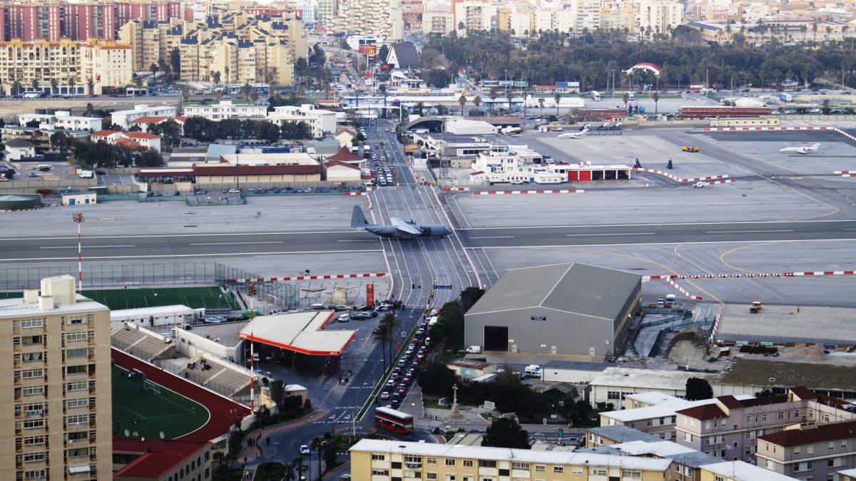 A pista do aeroporto tem apenas 1.829 metros, uma das mais curtas da Europa para voos comerciais. Fotos: Wikimedia Commons