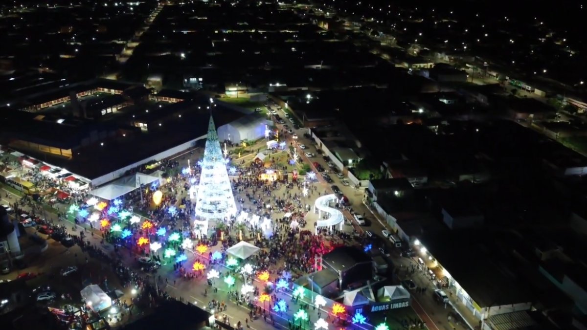 Águas de Lindóia Rodeada por montanhas e conhecida por suas águas termais, Águas de Lindoia que fica a 160 km de São Paulo aposta em uma programação natalina acolhedora. O "Natal Luz das Águas" conta com árvores decoradas, feira gastronômica, shows gratuitos e apresentações da banda municipal. A Praça Adhemar de Barros se torna o ponto mais iluminado da cidade, atraindo visitantes de todas as idades.