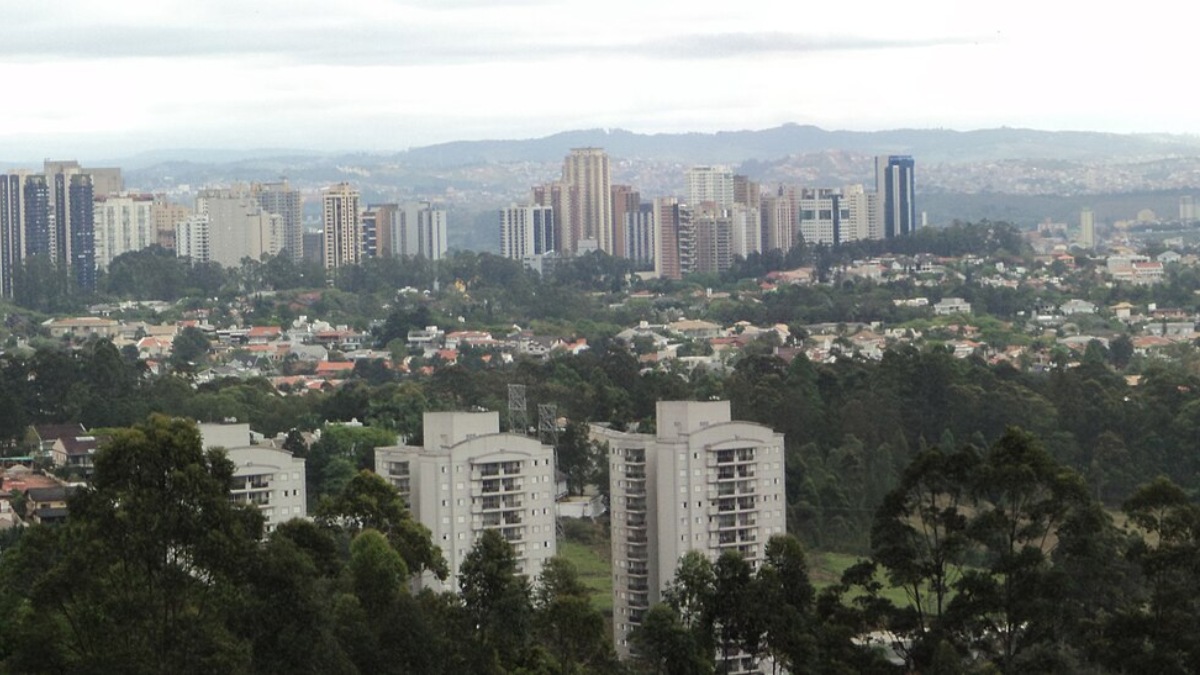 Cidade conta com 42 edifícios residenciais e 16 comerciais. Imagem: Lucas Gc/Wikimedia Commons