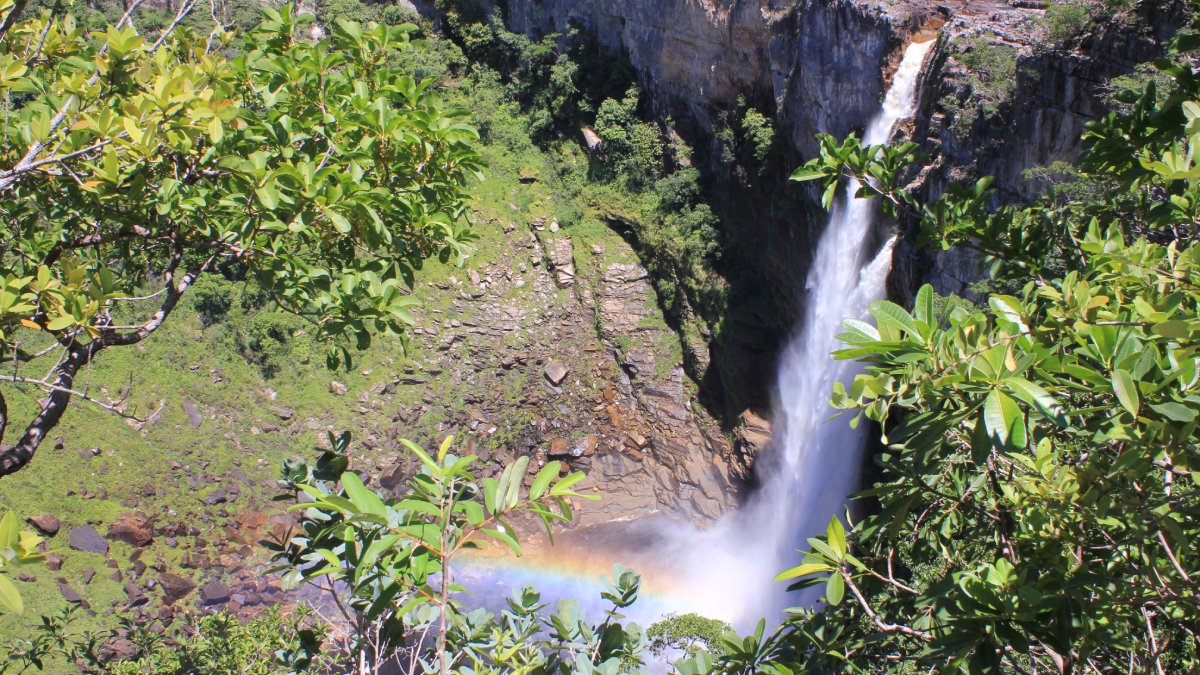 Alto Paraíso de Goiás (GO) Em Alto Paraíso de Goiás, porta de entrada do Parque Nacional da Chapada dos Veadeiros, foi instituída a Taxa de Conservação Ambiental, para visitantes, com o objetivo de forçar a preservação da natureza, gerir o fluxo de turistas e garantir recursos de infraestrutura para a cidade. A taxa é cobrada desde 2014. A estadia de até sete dias, o valor é de R$ 20,00 por pessoa, em 2025.