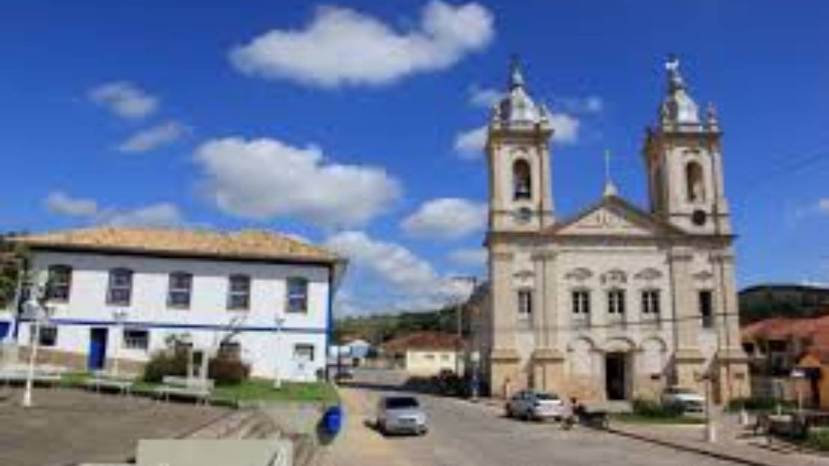 Com pouco mais de quatro mil habitantes, Areias é um dos tesouros do Vale Histórico Paulista. Suas ruas de pedra e casarões coloniais remetem aos tempos áureos do café, quando a cidade era um dos principais centros produtores da região. Entre seus edifícios mais notáveis está o Hotel Santana, conhecido como Hotel Imperial, que já hospedou Dom Pedro I e a Princesa Isabel. Apesar do ritmo tranquilo, Areias mantém tradições vivas em festas como o carnaval fora de época e a festa do milho. Figuras como Euclides da Cunha e Monteiro Lobato viveram na cidade, reforçando seu vínculo com a literatura brasileira. Do alto do Mirante de Santa Clara, é possível admirar uma das vistas mais bonitas do Vale.