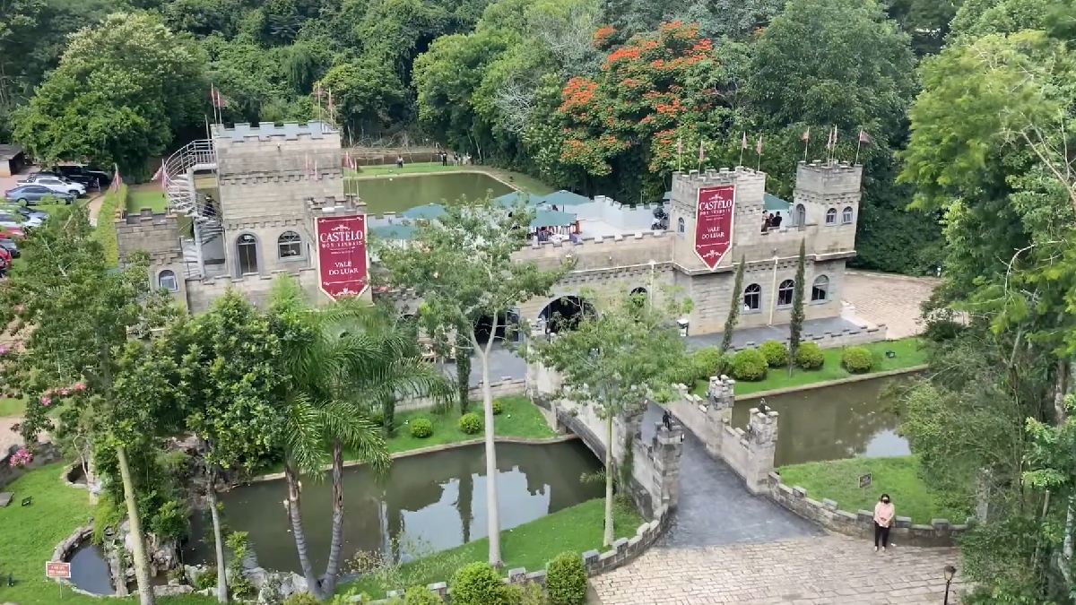 O Castelo dos Vinhais foi construído em 1980 e atrai inúmeros turistas para Vinhedo | Reprodução YouTube | Viajenta