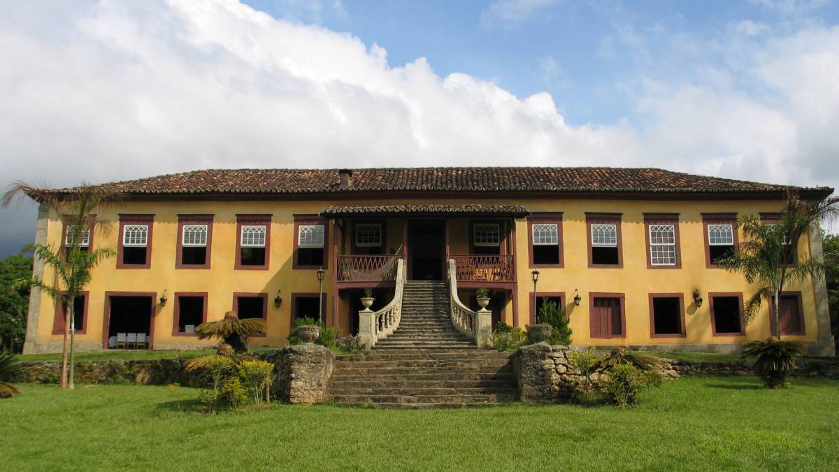 Na divisa entre São Paulo e Rio de Janeiro, Bananal é uma estância turística que parece ter parado no tempo. Com cerca de 10 mil habitantes, a cidade preserva o charme das antigas vilas cafeeiras e o acolhimento típico do interior. O centro histórico é um encanto à parte, com casarões preservados e a Farmácia Popular a mais antiga do Brasil ainda em funcionamento. As fazendas da região, muitas abertas à visitação, permitem vivenciar o esplendor do século XIX. Algumas delas serviram até de cenário para novelas de época, como Sinhá Moça e Cabocla.