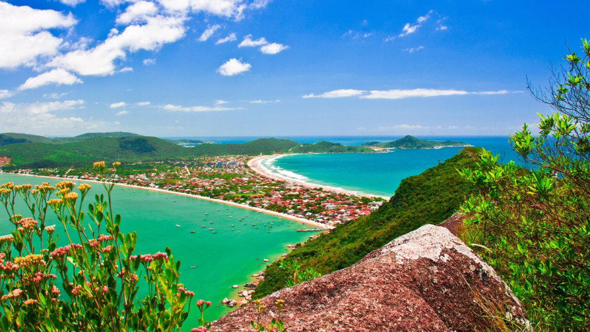 Bombinhas (SC) Um dos balneários mais visitados de Santa Catarina, Bombinhas tem Taxa de Preservação Ambiental. É cobrada por veículos que acessam a cidade na alta temporada (15 de novembro a 15 de abril). Para veículos de passeio o valor, em 2025, é de R$ 38,00. Já para veículos utilitários, como caminhonetes ou furgões, o valor é de R$ 57,00. Para motocicletas, motonetas e bicicletas com motor a taxa é de R$ 4,50.