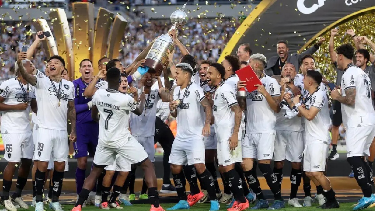 O Botafogo, mesmo com Gregore aos 29 segundos do primeiro tempo, conquistou o título inédito em cima do Atlético-MG, vencendo por 3 a 1 a partida realizada no Monumental de Núñez, na Argentina, em 2024 - (Vitor Silva/Botafogo)