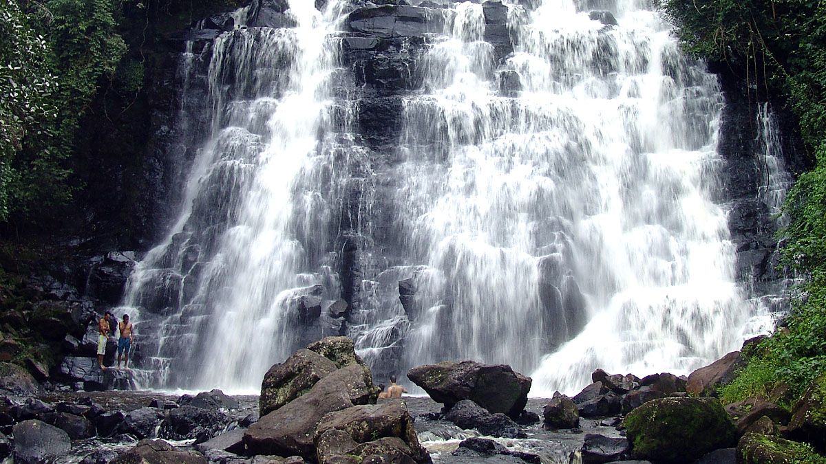 A cachoeira mais famosa da cidade é a Cascata Capão Rico, uma queda d'água de 37 metros que forma piscinas naturais perfeitas para banho - (José Reynaldo da Fonseca/Wikimedia Commons)