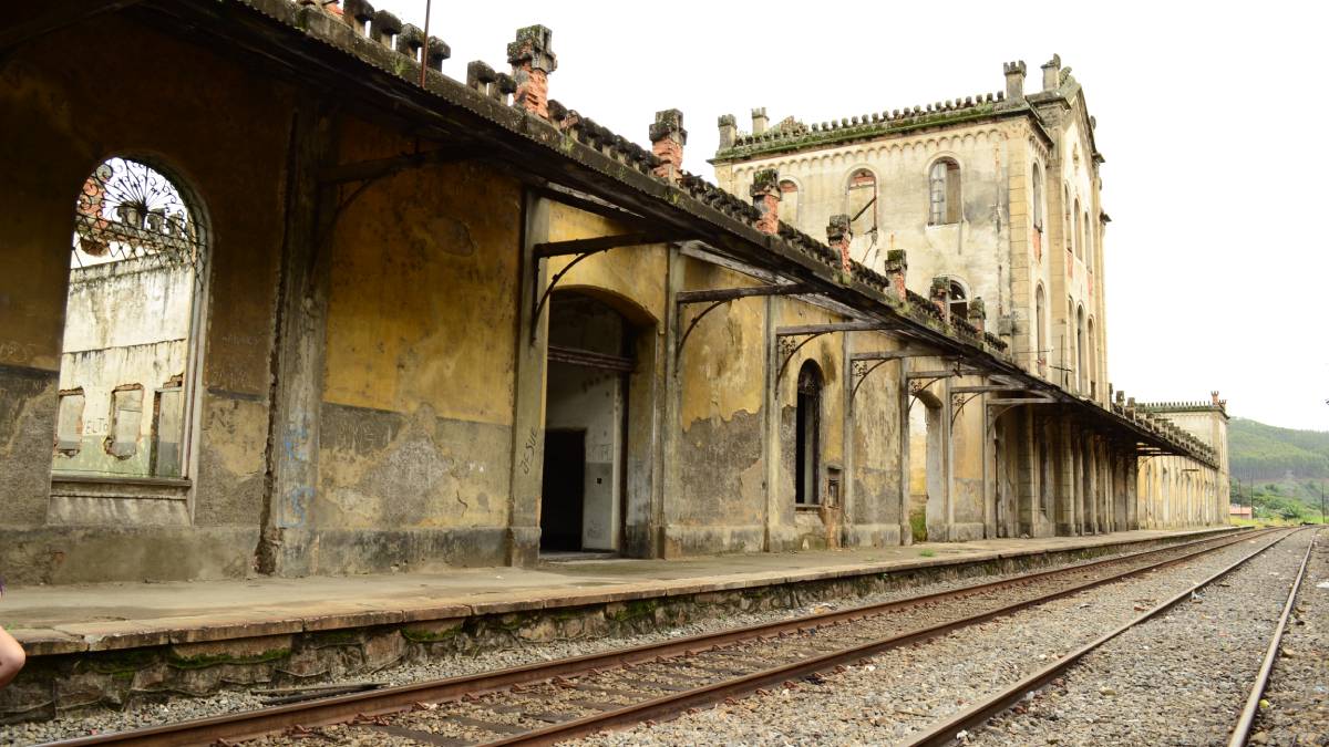 Cachoeira Paulista combina espiritualidade, história e inovação. Nascida às margens do rio Paraíba do Sul, a cidade teve papel relevante na Revolução Constitucionalista de 1932 e hoje abriga o Instituto Nacional de Pesquisas Espaciais (Inpe), que possui um dos supercomputadores mais potentes do hemisfério sul. No campo da fé, o município é conhecido pela comunidade católica Canção Nova, fundada em 1978, que movimenta a cidade com eventos e celebrações que reúnem fiéis de todo o país. Para os que preferem contato com a natureza, o Parque Ecológico oferece trilhas, lago e áreas verdes ideais para descanso. Fotos: Wikimedia Commons