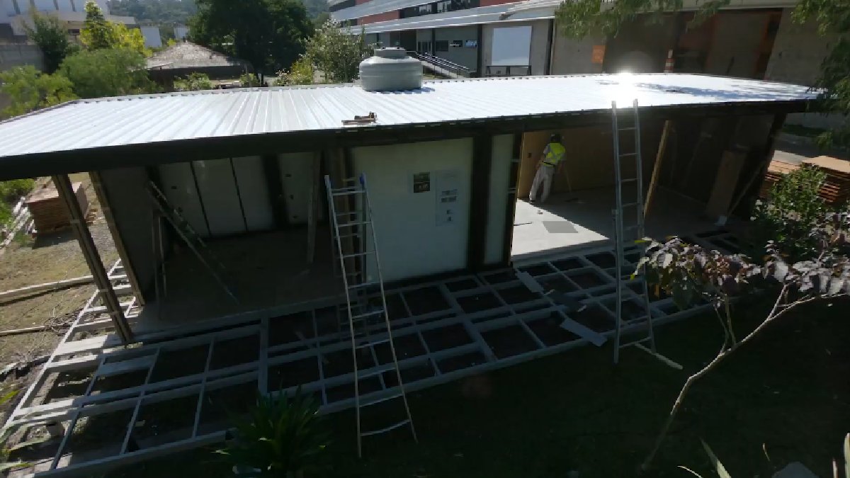 Depois de prontos, os módulos desse tipo de casa são transportados até o terreno escolhido, onde são montados e recebem os acabamentos finais (Foto: Reprodução YouTube/Fun House Modular)