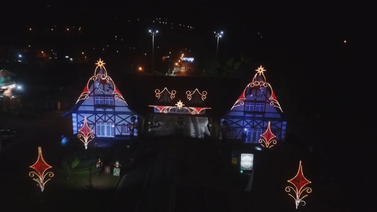 Campos de Jordão A cerca de 170 km de São Paulo, Campos de Jordão é conhecida como a "Suíça brasileira", e no final do ano se transforma em um verdadeiro cartão postal de Natal. O tradicional "Natal dos Sonhos" traz vilas decoradas, corais, espetáculos teatrais e apresentações musicais, em diversos locais da cidade, além do Palácio Boa Vista, que recebe decoração especial e visitas temáticas. A arquitetura alpina e o clima frio tornam a experiência ainda mais encantadora.