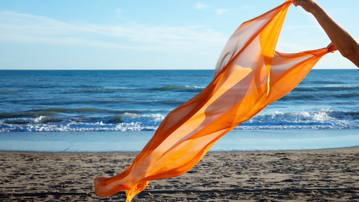 As mantas de praia de 2026 apostam em materiais inovadores e detalhes sutis. Os modelos em tons pastel, texturas que imitam o linho e franjas discretas devem ser os mais procurados. Foto: Freepik