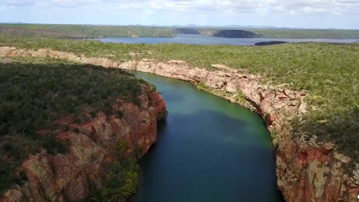 Cânion do Xingó: Paredões avermelhados e águas intensas que evocam paisagens dignas do Velho Oeste ou de Marte