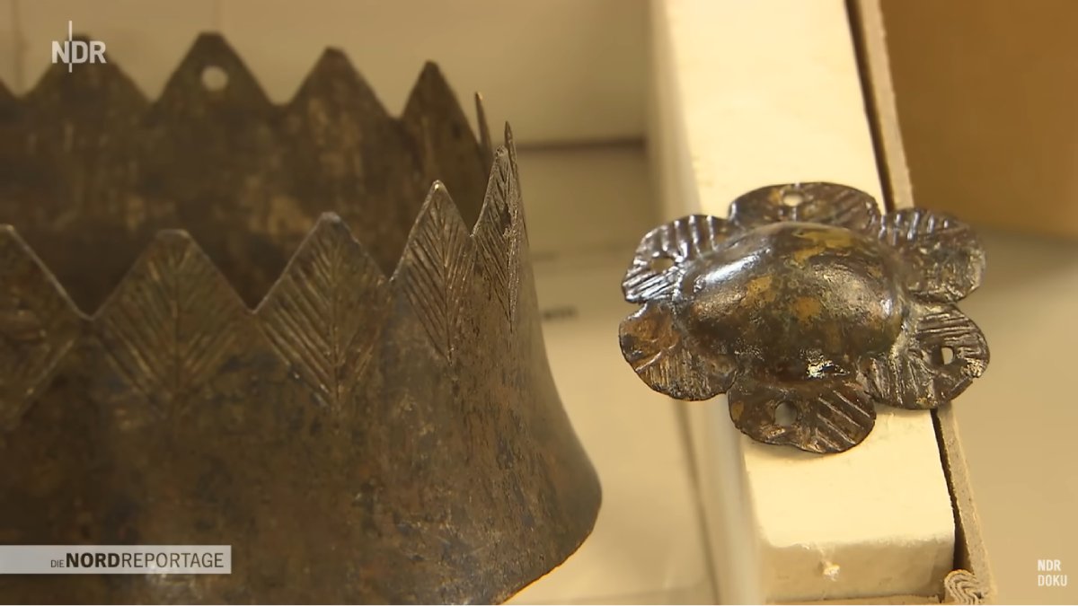 Coletas controladas acharam cerâmicas, adornos e restos estruturais medievais, além da planta de uma igreja central