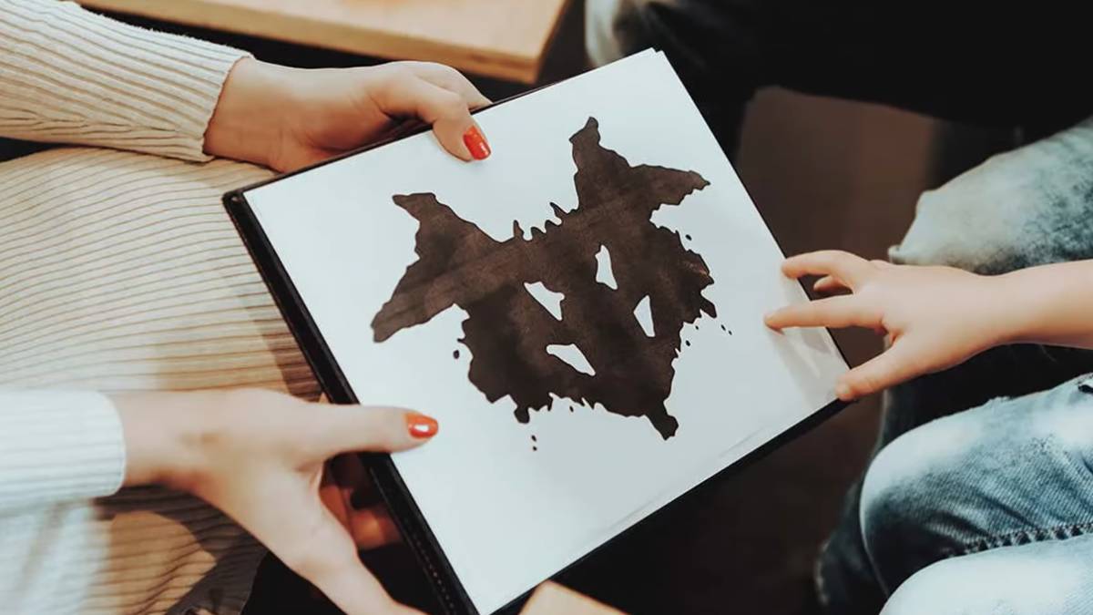 O Teste de Rorschach foi desenvolvido pelo psiquiatra suíço Hermann Rorschach no início do século XX. A técnica consiste em apresentar ao participante uma série de manchas de tinta algumas em preto e branco, outras coloridas e pedir que ele descreva o que vê nas imagens.