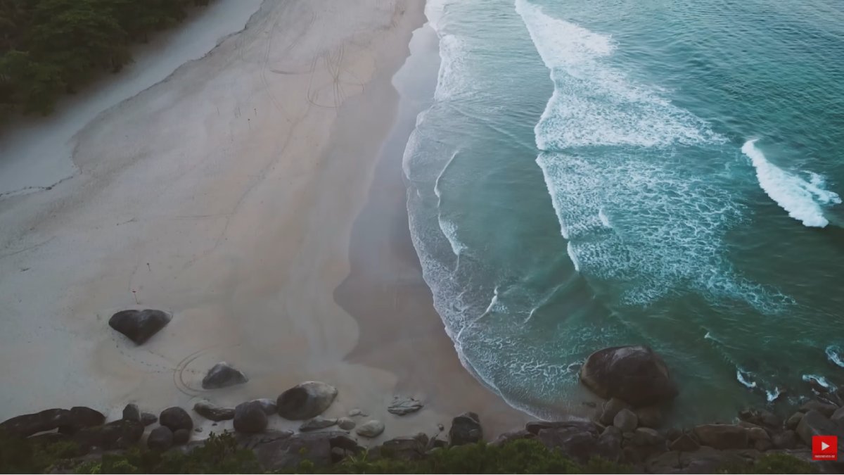A travessia de canoa com os caiçaras é uma das experiências mais autênticas da região