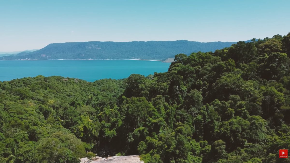 A trilha para chegar até a praia passa por cachoeiras e termina com a vista surpreendente da praia selvagem