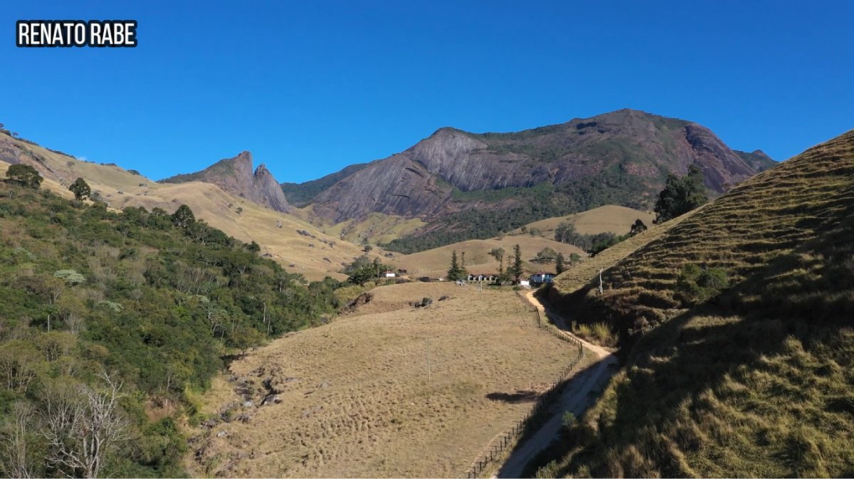 O acesso combina estrada de terra e caminhada leve pela Mata Atlântica