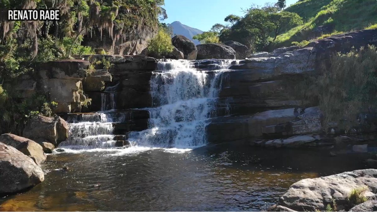 A cachoeira de 10 metros forma um poço transparente no fim da trilha