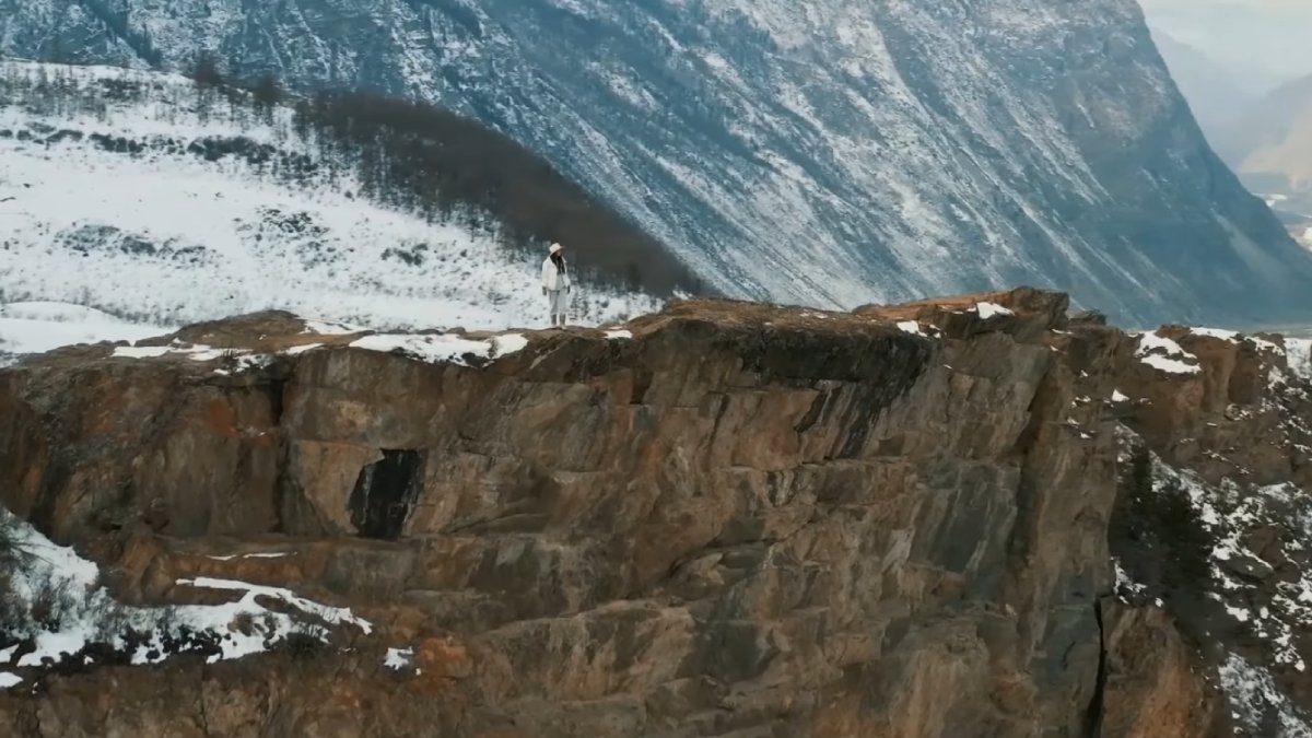 Entre picos que passam de 7 mil metros e vales glaciais antigos, a região mantém um ambiente extremo e preservado