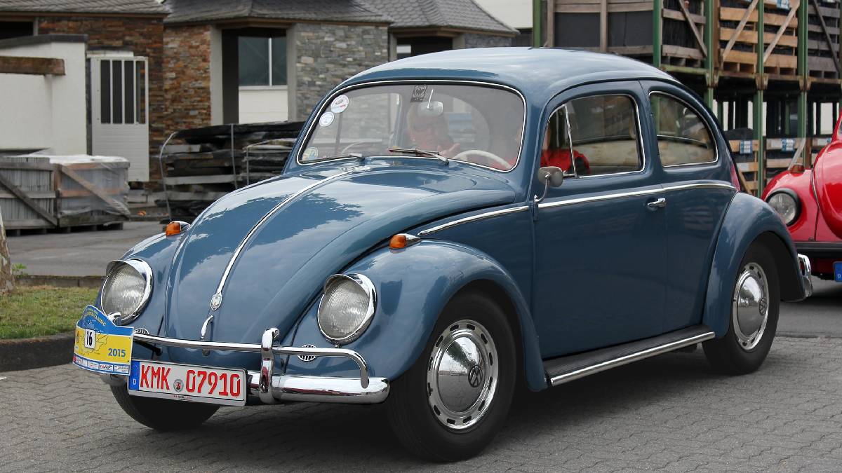 Volkswagen Fusca: o carro que conquistou o mundo Criado em 1938, o Volkswagen Fusca se tornou o verdadeiro "carro do povo". Com design simpático, mecânica simples e durabilidade impressionante, conquistou motoristas em todos os continentes. Ícone da contracultura e da mobilidade acessível, deixou de ser produzido, mas sua forma arredondada continua entre as mais reconhecíveis do mundo símbolo da genialidade na simplicidade. Fotos: Wikimedia Commons