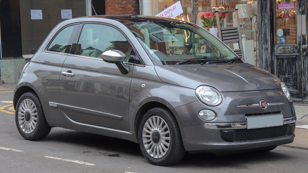 O Fiat 500 é o tipo de carro que conquista pelo visual. Com estilo retrô inspirado no clássico italiano, ele divide a prateleira emocional com Mini Cooper e Volkswagen New Beetle mas custando bem menos. No Mercado Livre, unidades 2012 aparecem a partir de R$ 33 mil. Foto: Wikimedia Commons