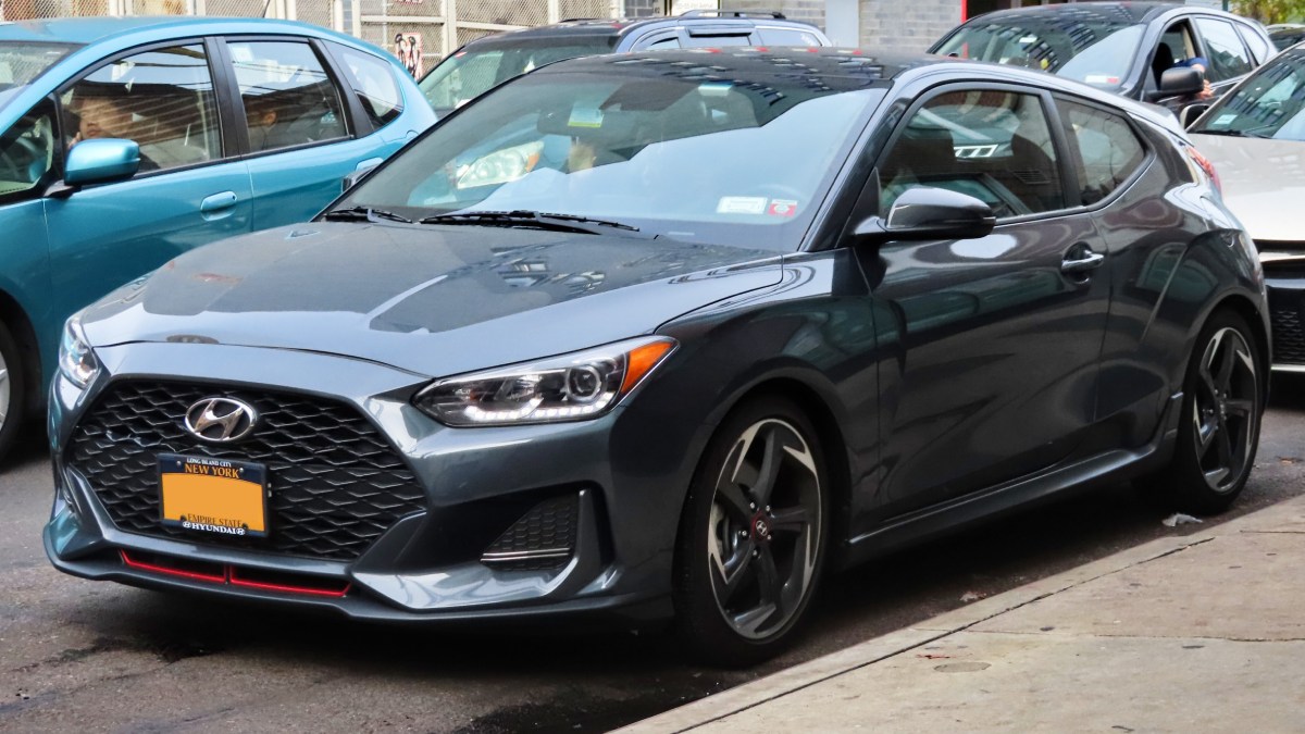 O Veloster entrou para o imaginário coletivo por causa da carroceria diferente: três portas, sendo duas de um lado e apenas uma do outro. Visual esportivo ele tem de sobra e isso faz com que pareça mais caro do que realmente é. Foto: Wikimedia Commons
