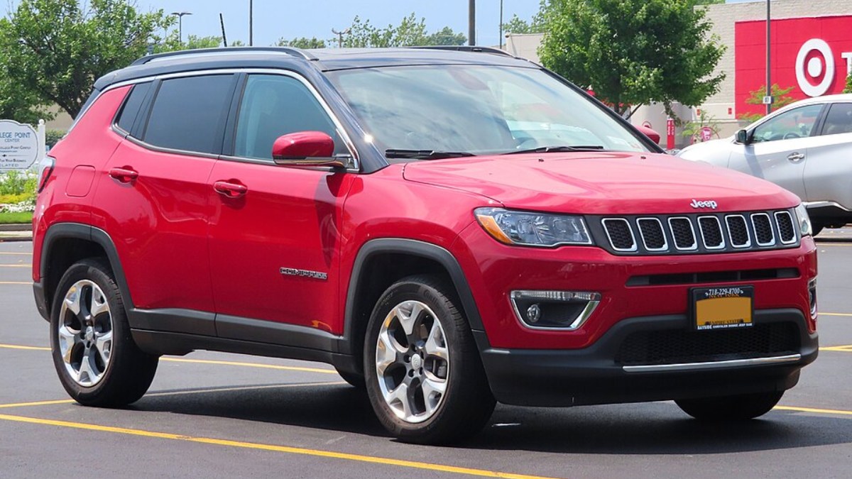 Quem busca um SUV médio e imagina que o valor estará sempre fora do alcance pode se surpreender. O Compass da fase anterior à reestilização de 2021 já bate na casa dos R$ 70 mil. No Mercado Livre, um modelo 2017 parte de R$ 70.977. Foto: Wikimedia Commons