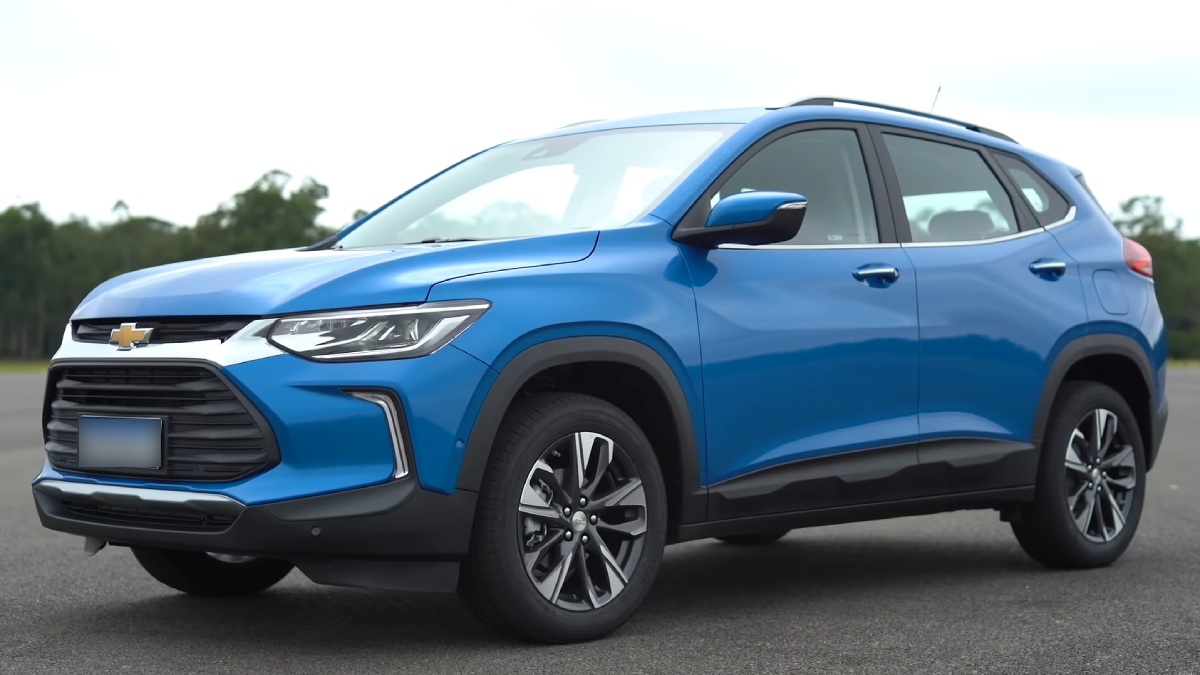 O Tracker Premier repete o sistema de estacionamento automático do Onix, mas oferece mais espaço e porte de SUV. A terceira geração, lançada no Brasil em 2020, aparece no mercado de usados com preços iniciais de R$ 85.990.