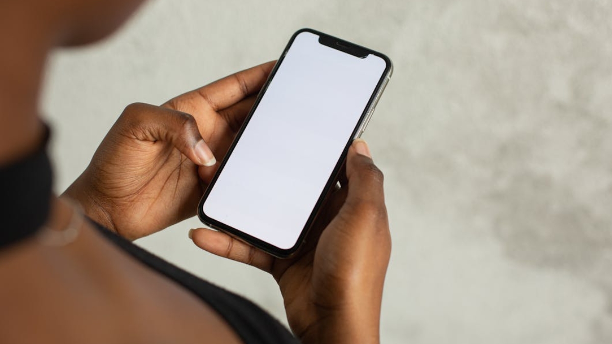Este termo é uma combinação das palavras em inglês "phone" (telefone, no caso o celular) e "snubbing" (desprezar) - (Monstera Production/Pexels)
