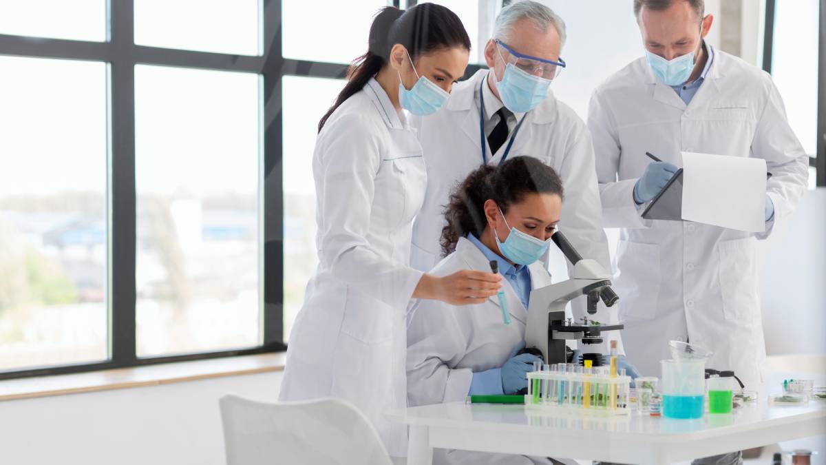 Os cientistas descobriram que o odor está associado a uma molécula específica, chamada 2-nonenal. Ela é produzida na pele quando os ácidos gordos oxidam de forma natural. É, portanto, um processo bioquímico inevitável com o passar dos anos.